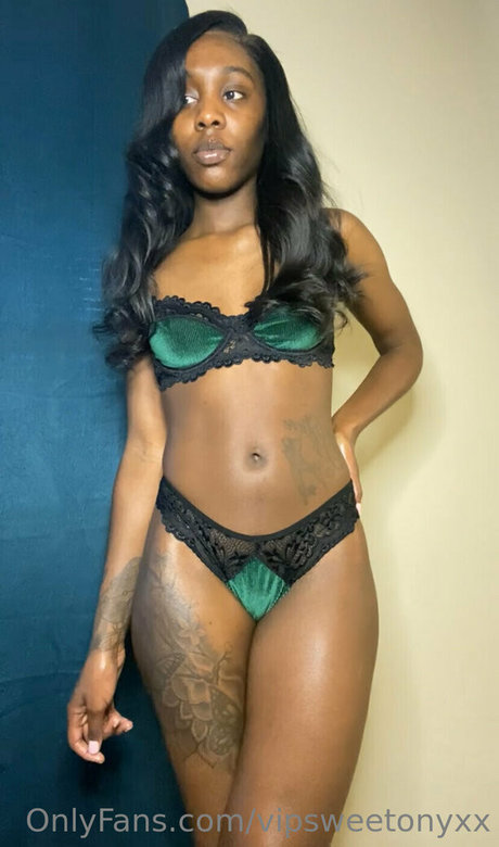 vipsweetonyxx onlyfans model