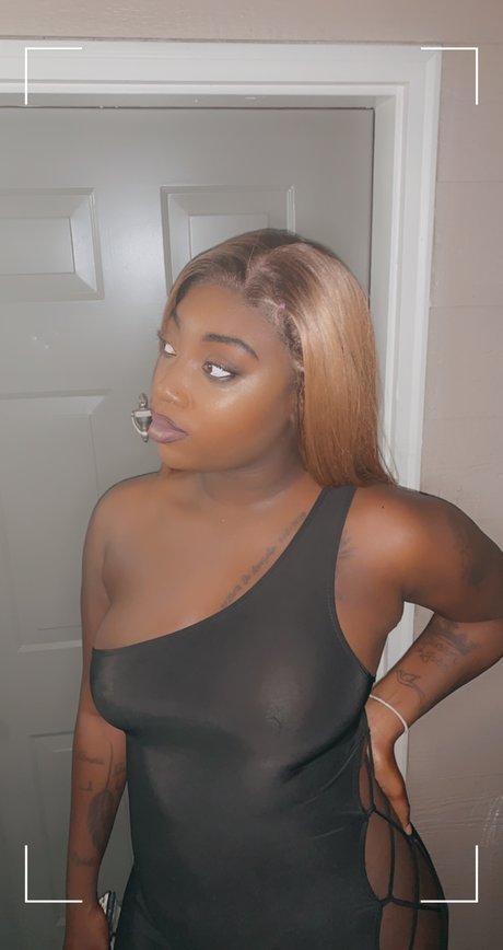 BrattisNigerian onlyfans strip tease