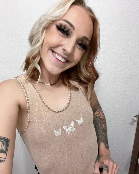 _S u n n y_ onlyfans content