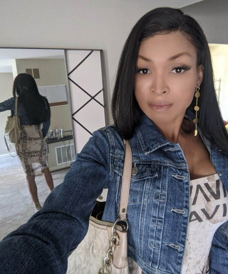 SHEMALE VANILLA onlyfans strip tease