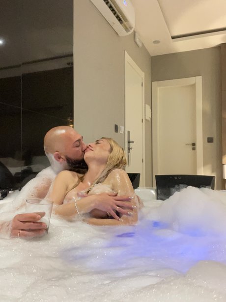 Iamm Ari y peke onlyfans post