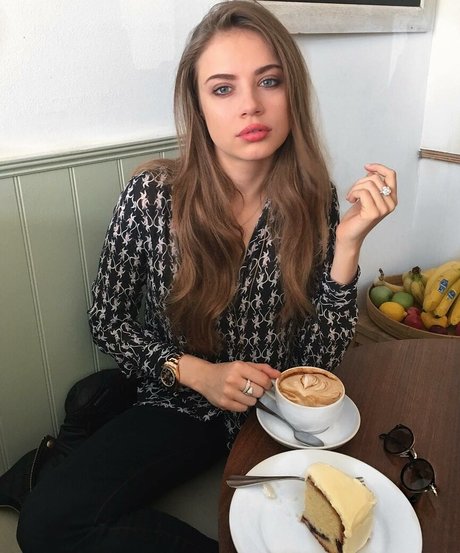 Xenia Tchoumi onlyfans fotos