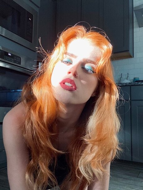 female muscle onlyfans sexy naked photo