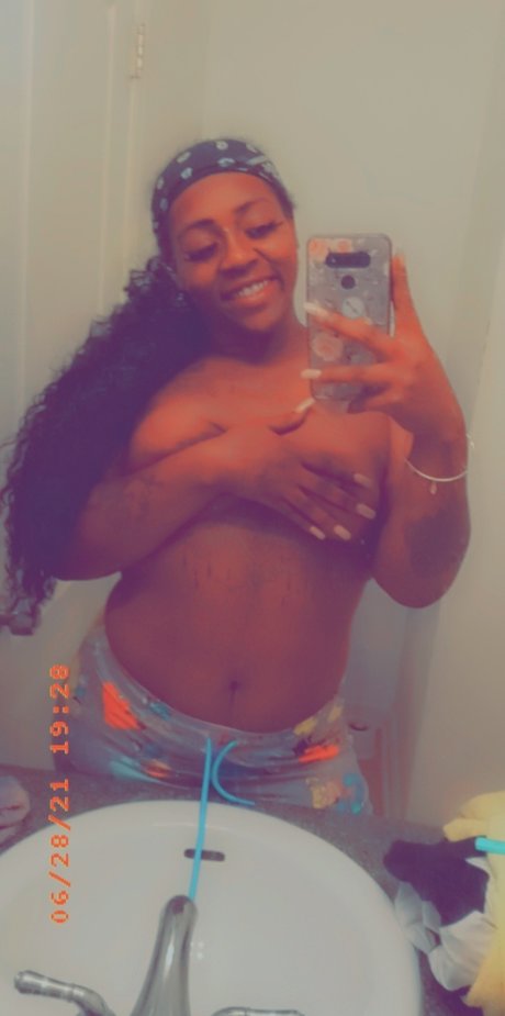 ItssHennesseyyy leaked onlyfans nudes