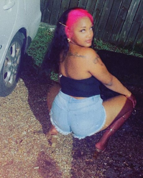 Barbie Bitch onlyfans leaked.