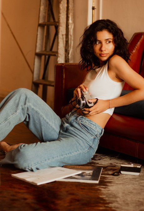 Leona Zenelacci onlyfans pictures