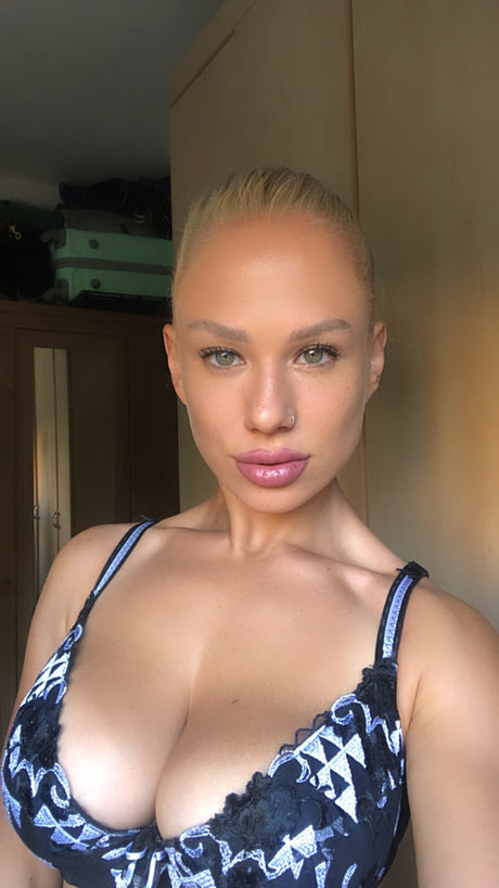 Stacy Yanowsky onlyfans striptease