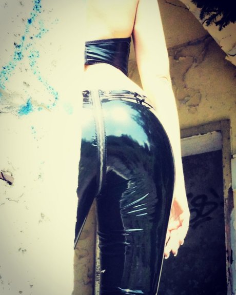 MissLackLederLiebe onlyfans model photos