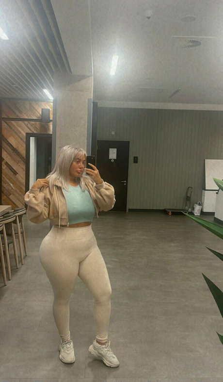 Misschloeamber only fans pic