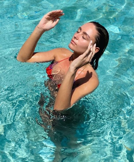 Leah Taylor onlyfans model photos