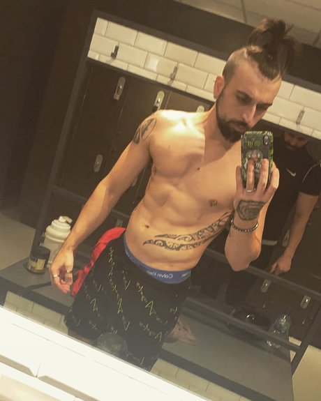 Pineapple Power onlyfans model photos