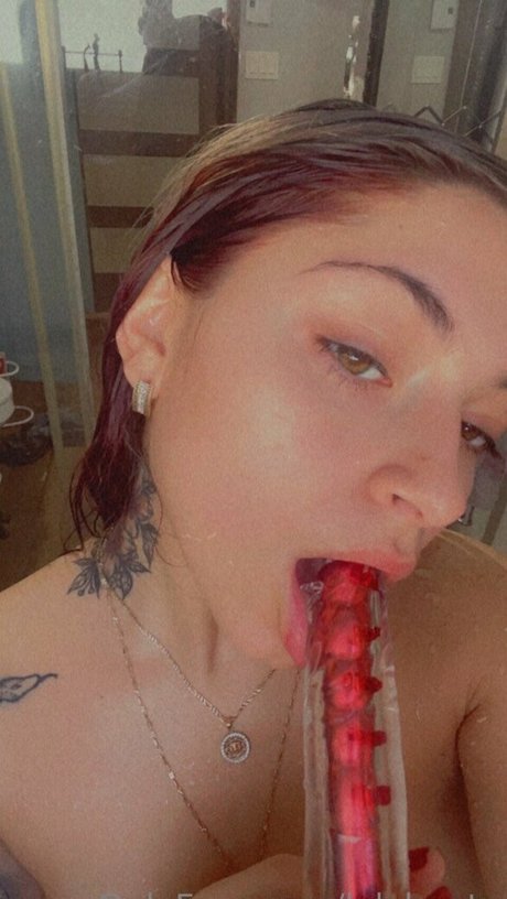 lylybooty onlyfans striptease