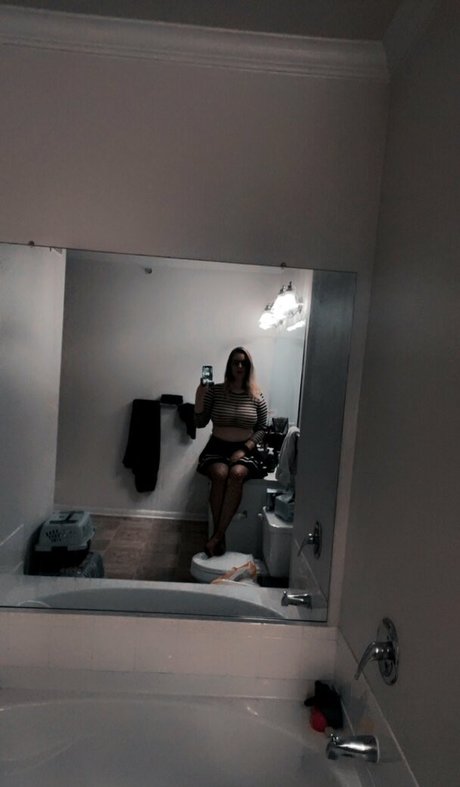 queenhails22 onlyfans nude tits