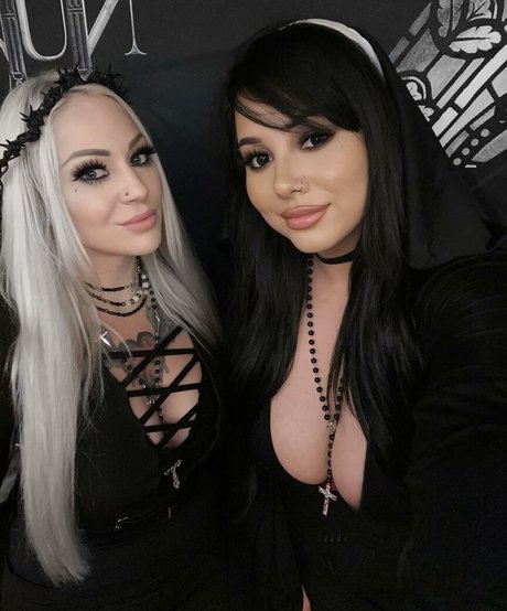 Vampxra_ onlyfans striptease