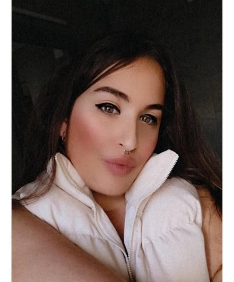 elviabombon onlyfans nude content