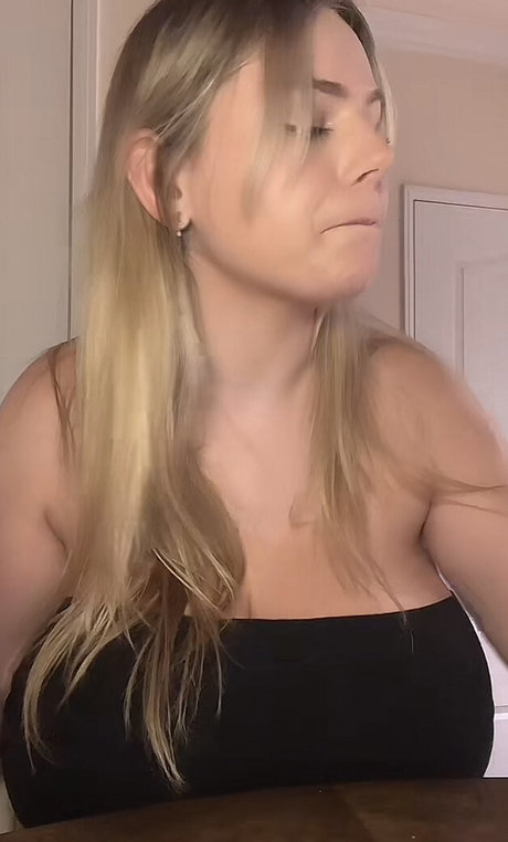 Emspensiveemily nude onlyfans leak