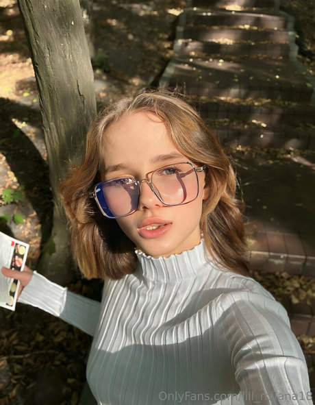 lill milana18 onlyfans striptease