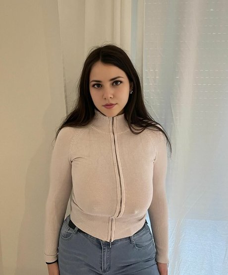 mia gaarciia onlyfans pics