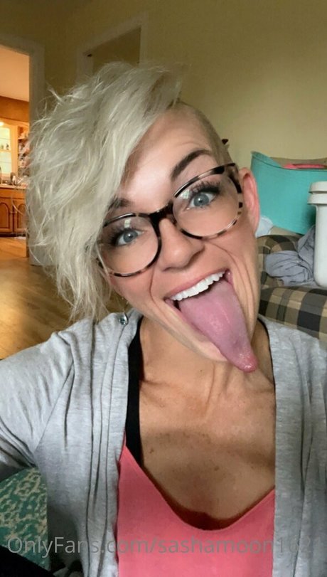 sashamoon1621 onlyfans model images