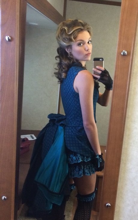 Lili Simmons onlyfans pictures