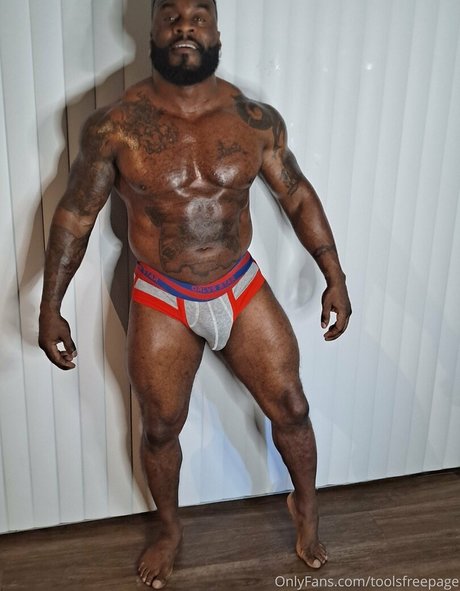 toolsfreepage onlyfans model photo