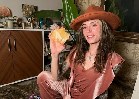 lunapowersthefairy onlyfans model images