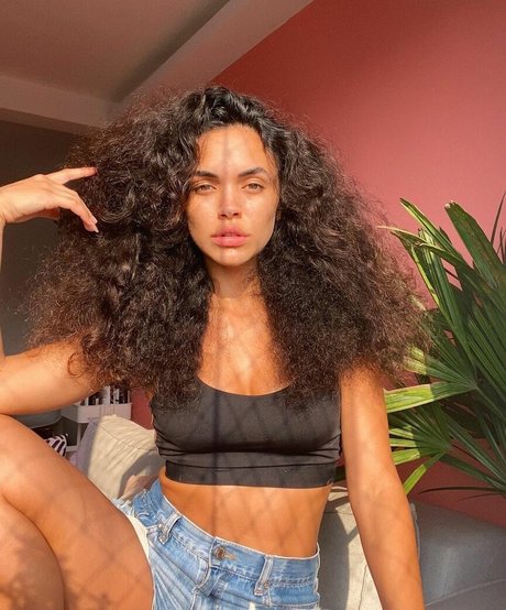 Giovana Cordeiro onlyfans model images