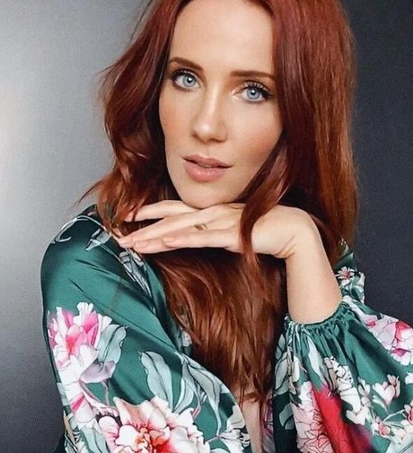 Simone Simons nude onlyfans