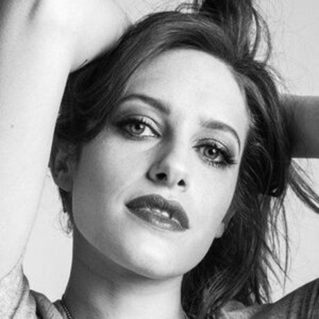 Carly Chaikin onlyfans fotos
