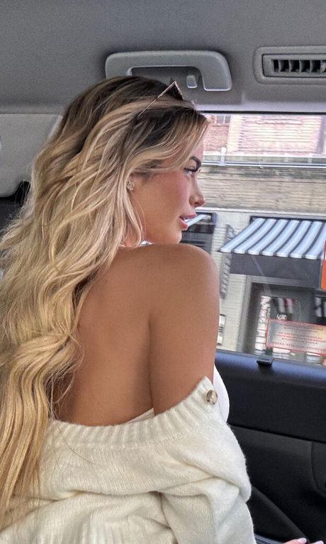 Em1ly El1zabeth Profile pic