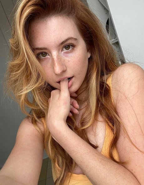 Strawberry Kisses onlyfans creator