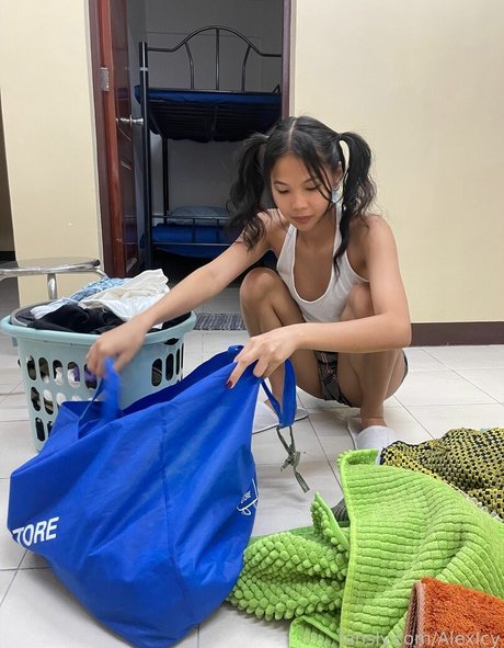 AlexIcy onlyfans lean