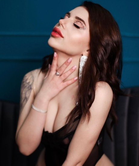 xristinamarou onlyfans topless