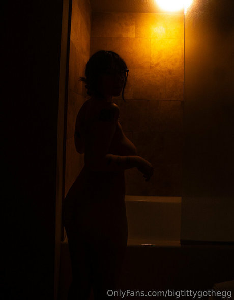 bigtittygothegg onlyfans nudes