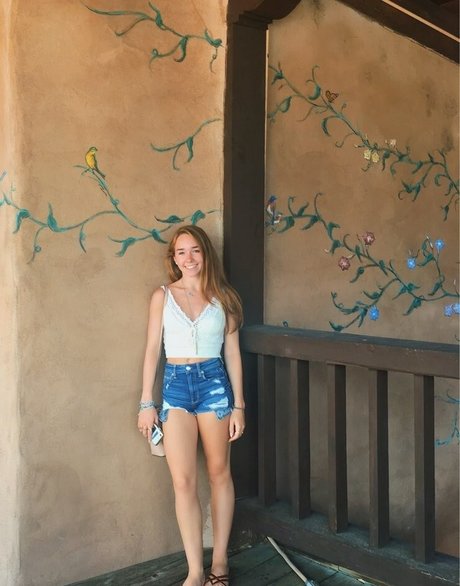 Holly Taylor onlyfans leaks