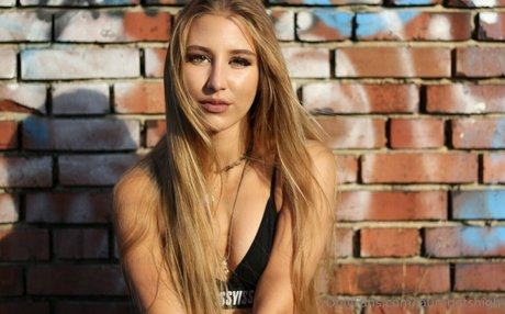 lauragetshigh Profile pic