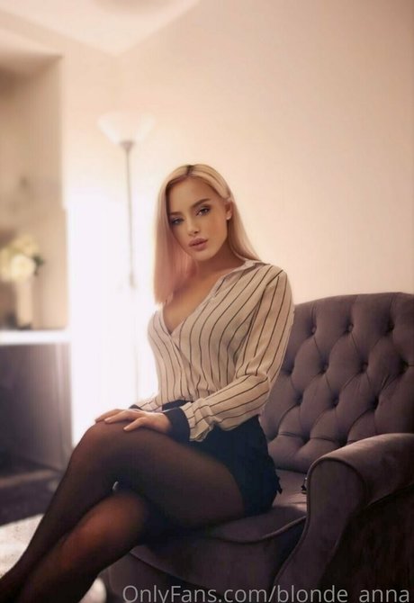 blonde anna onlyfans model photos