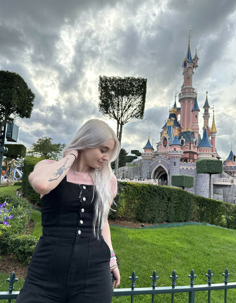 Larissa Zeeuwe onlyfans boobs