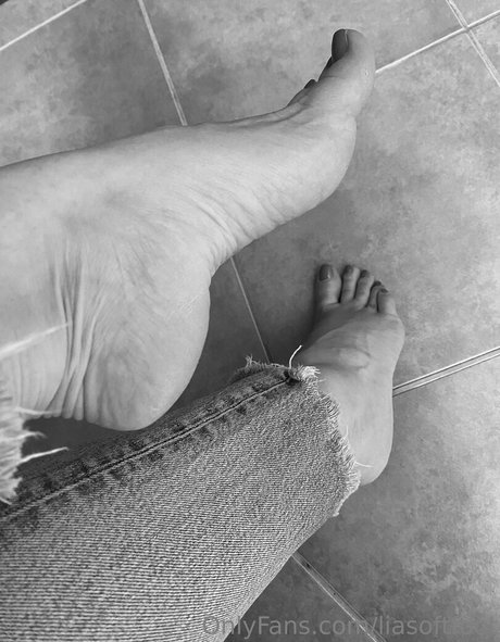 liasoftfoot onlyfans striptease