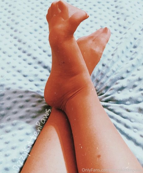 dizzykittenpaws only fans photos