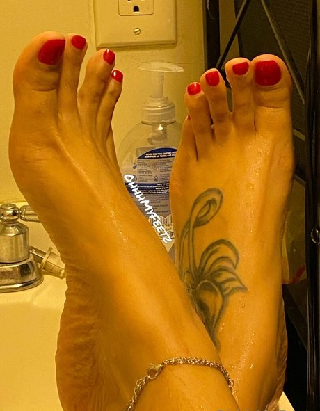ohhhmyfeetz onlyfans posts