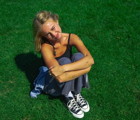 Claire Rosinkranz onlyfans naked