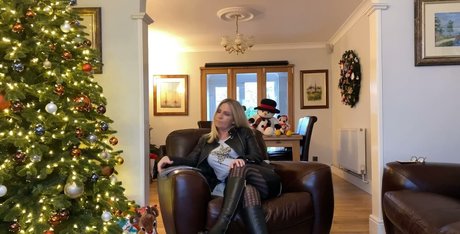 Foxy Geek Girl onlyfans nude photos