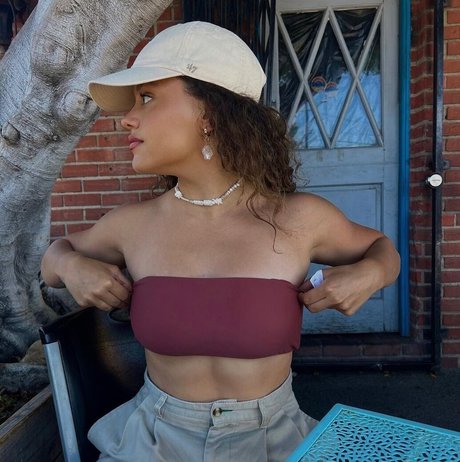 Sarah Jeffery leak only fans