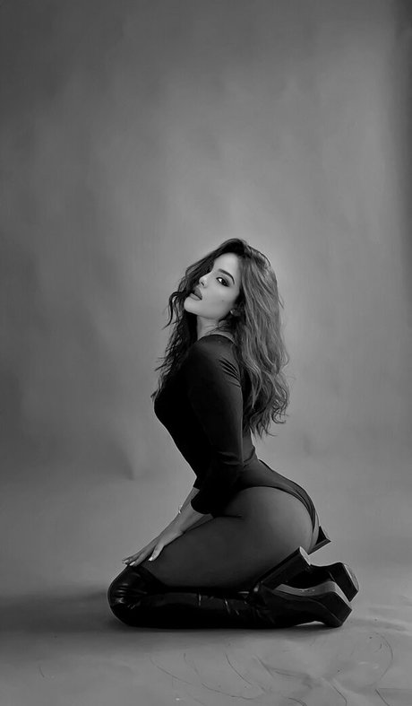 Daniela Flores onlyfans striptease