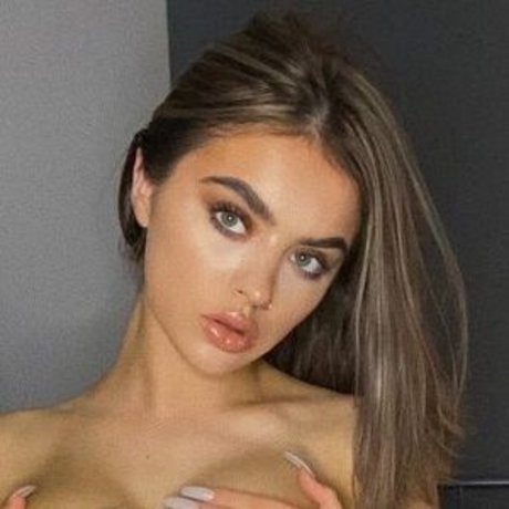 Lenn Holmes nude onlyfans pics