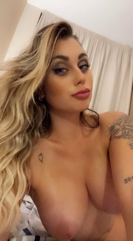 saraayrbls onlyfans leaks.