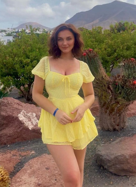 Sophie Wallace onlyfans boobs