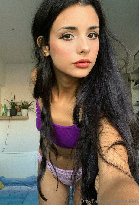 roselean onlyfans sexy