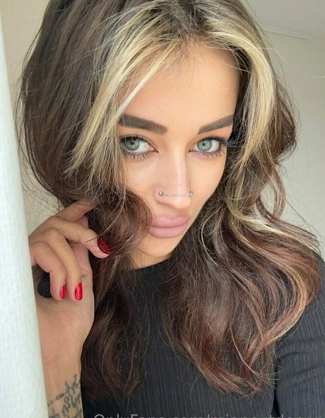 mianextdooor onlyfans nudes leaks